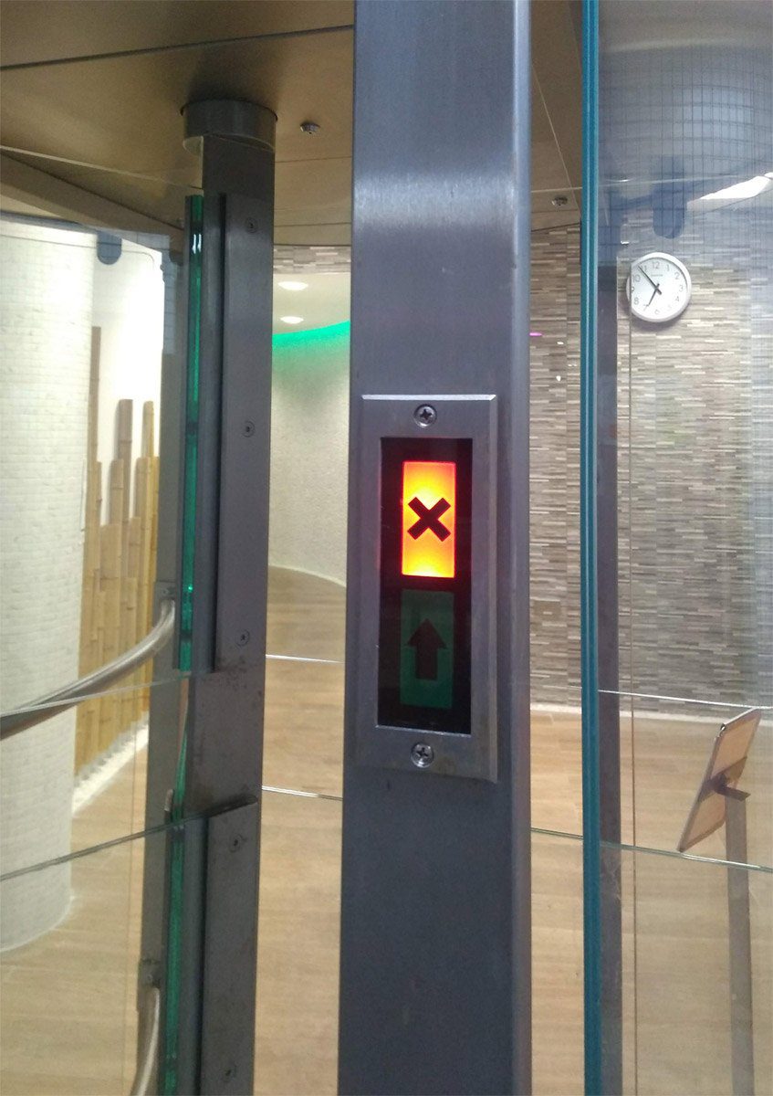 Status light indicator on a EA Glass-Pass Full Height Turnstile